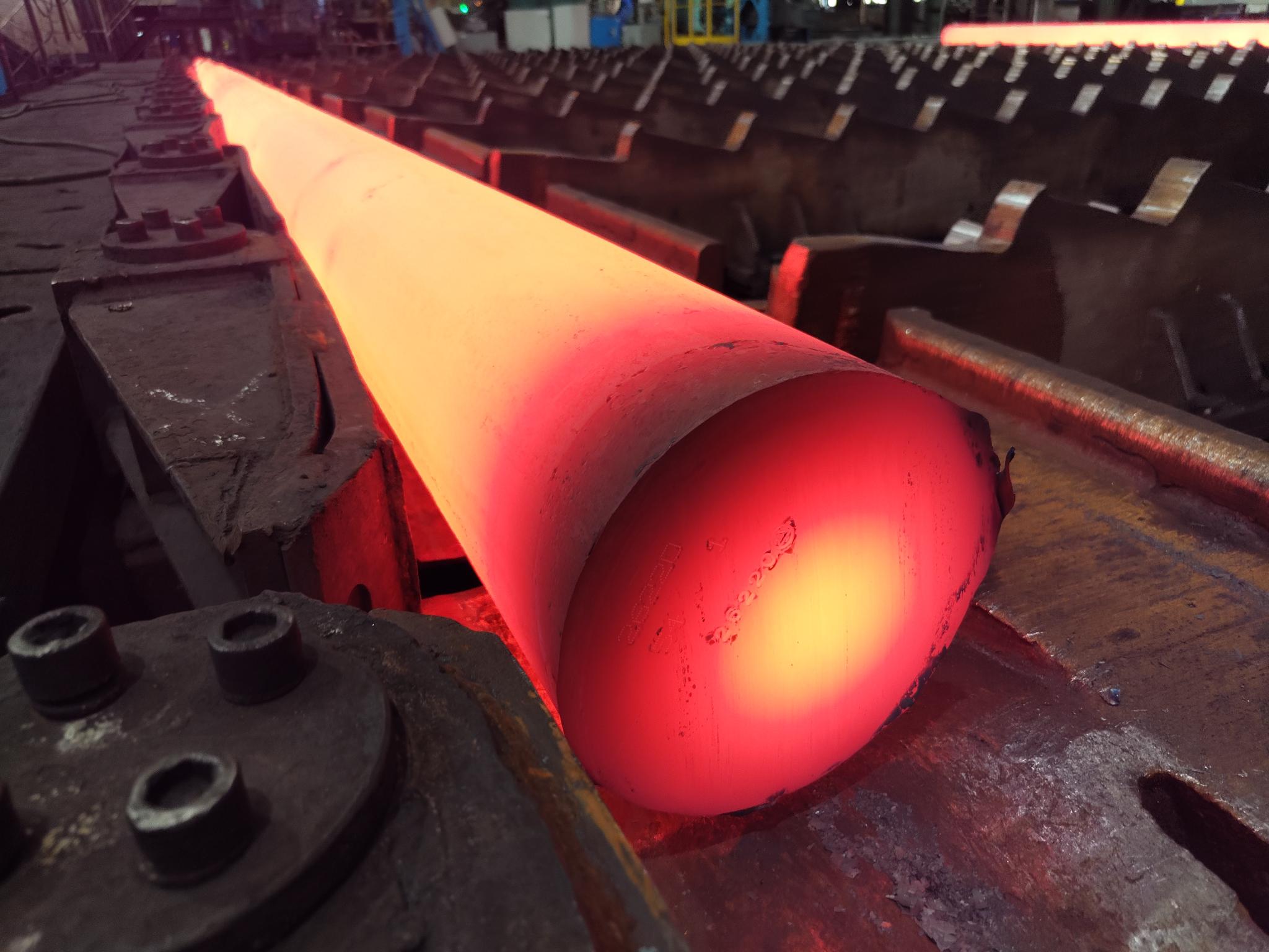 Heated tube end on a rolling line